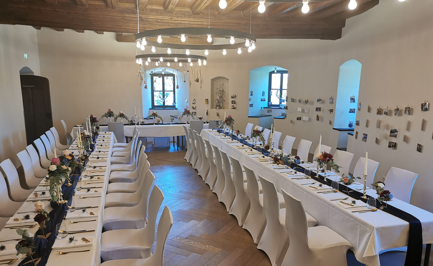 Referenzbild der Burg Falkenberg, Festsaal mit Kronleuchter