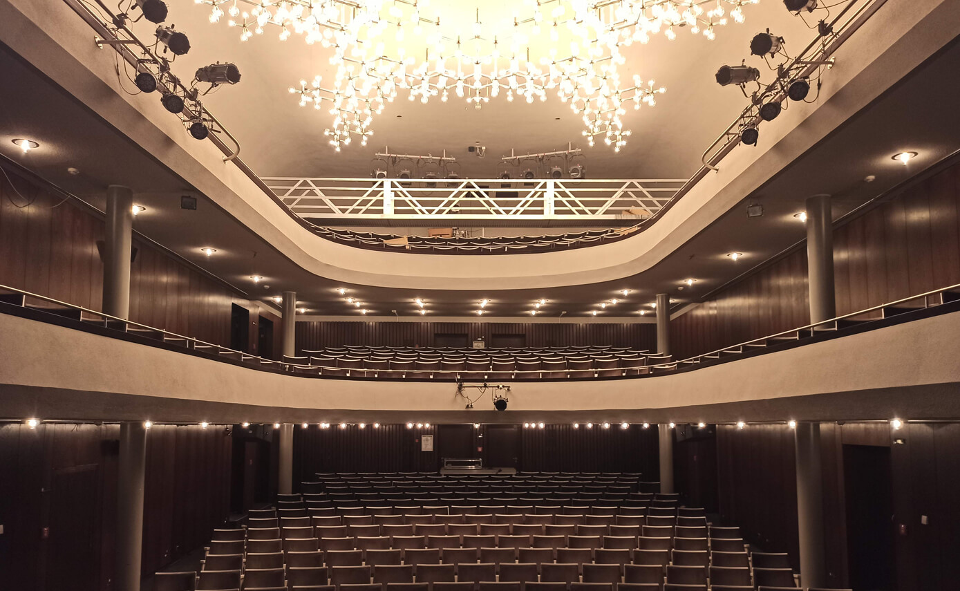Referenzbild des Landestheater Schwaben in Memmingen, Saal mit Kronleuchter-Installation an der Decke