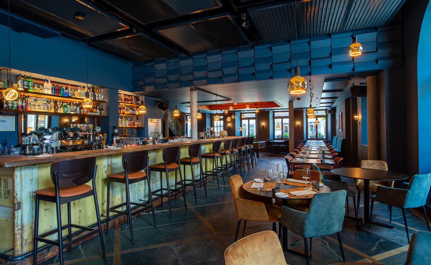 Referenzbild des Restaurants Goldener Anker in Interlaken, Bar/Theke mit Floating Leuchtmitteln