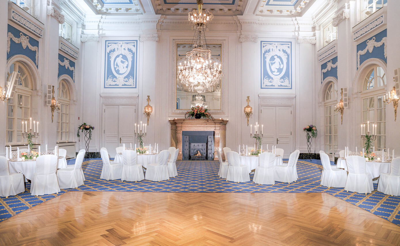 Referenzbild des Hotel Atlantic in Hamburg, Großer Festsaal mit Kronleuchtern und Tischen