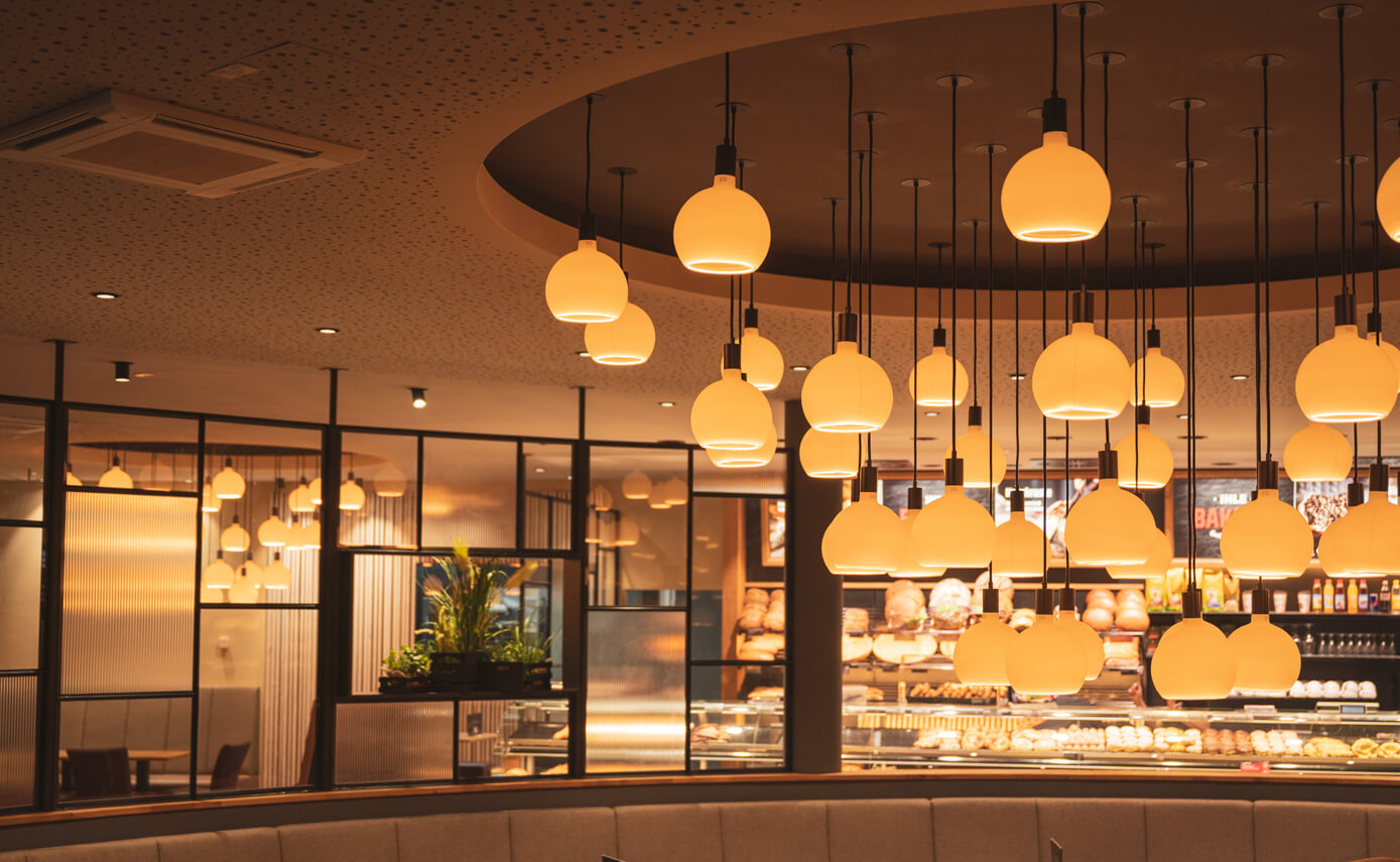 Referenzbild vom Lichtplaner Maximales Licht, Bäckerei Bakers mit vielen matten Floating Leuchtmitteln