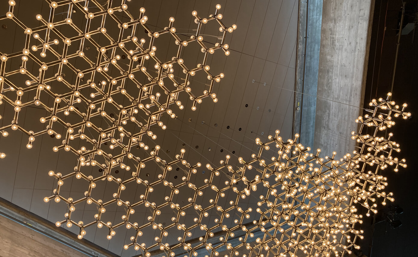 Referenzbild des Stadtheater Ingolstadt, eine vielzahl installierter Leuchtmittel in einer Art Kronleuchter