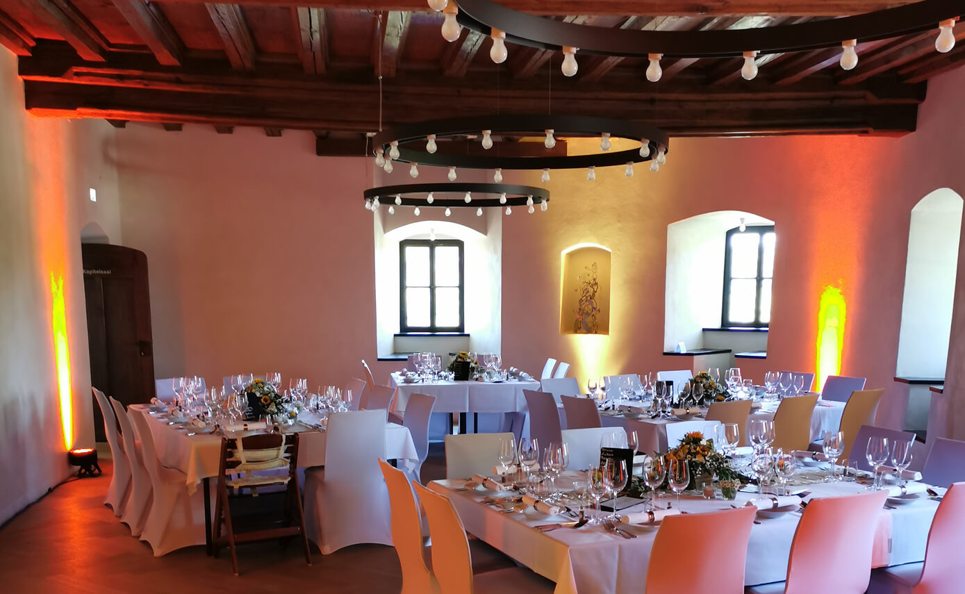 Referenzbild der Burg Falkenberg, Festsaal mit Kronleuchter