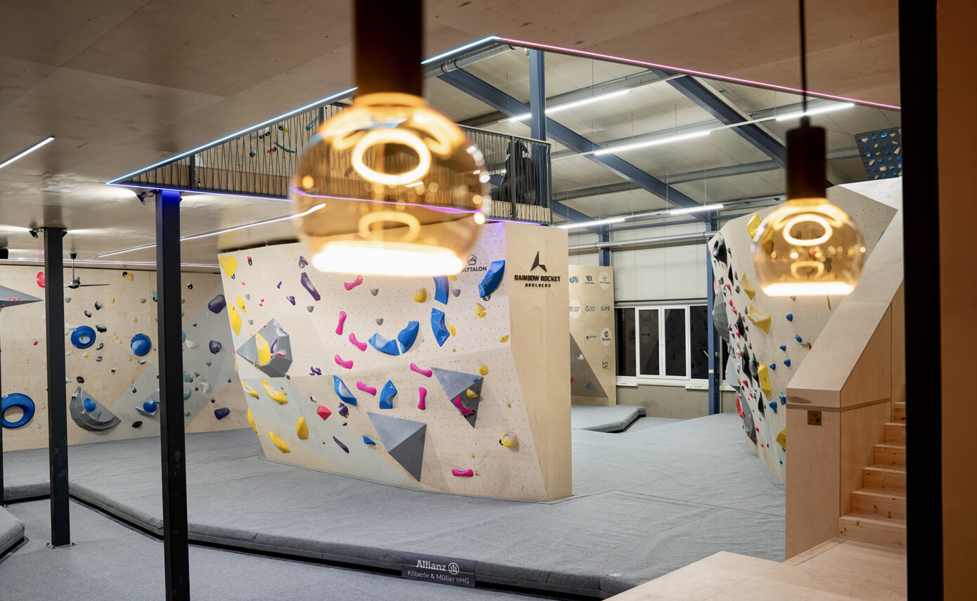 Referenzbild der Boulderhalle Rainbow Rocket in Burgberg, Floating-Leuchtmittel mit Bouldern