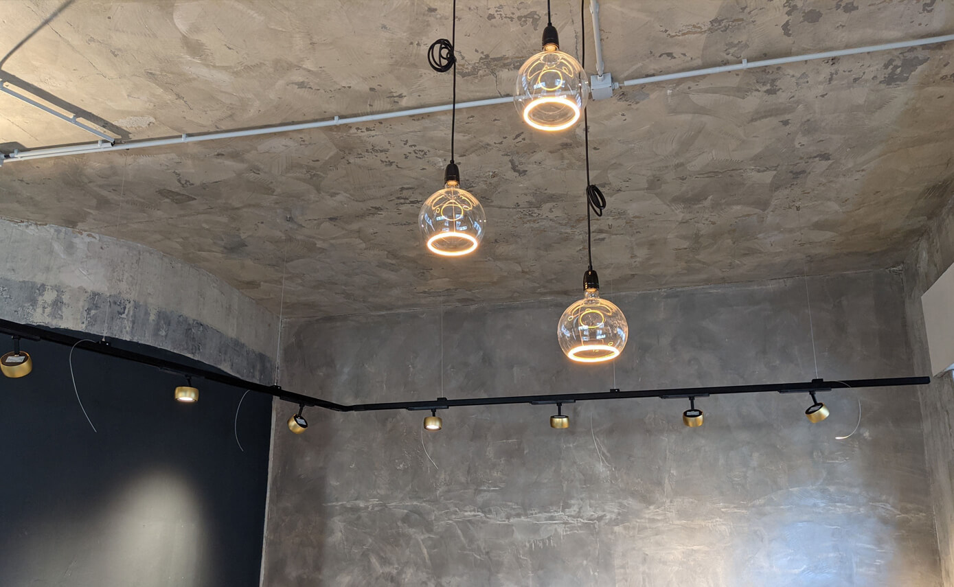 Referenzbild vom Scola Raumkonzepte in Andernach, Sichtbetonwand mit Floating Leuchtmitteln