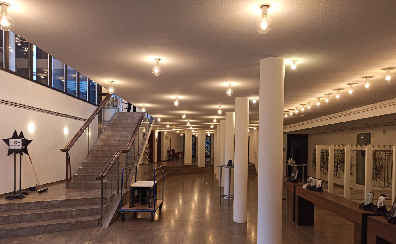Referenzbild des Landestheater Schwaben in Memmingen, Gardarobenbereich mit Beleuchtung