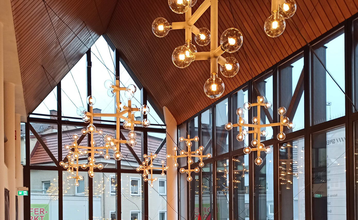 Referenzbild des Landestheater Schwaben in Memmingen, kugelförmige Leuchtmittel in einer Art Kronleuchter-Installation