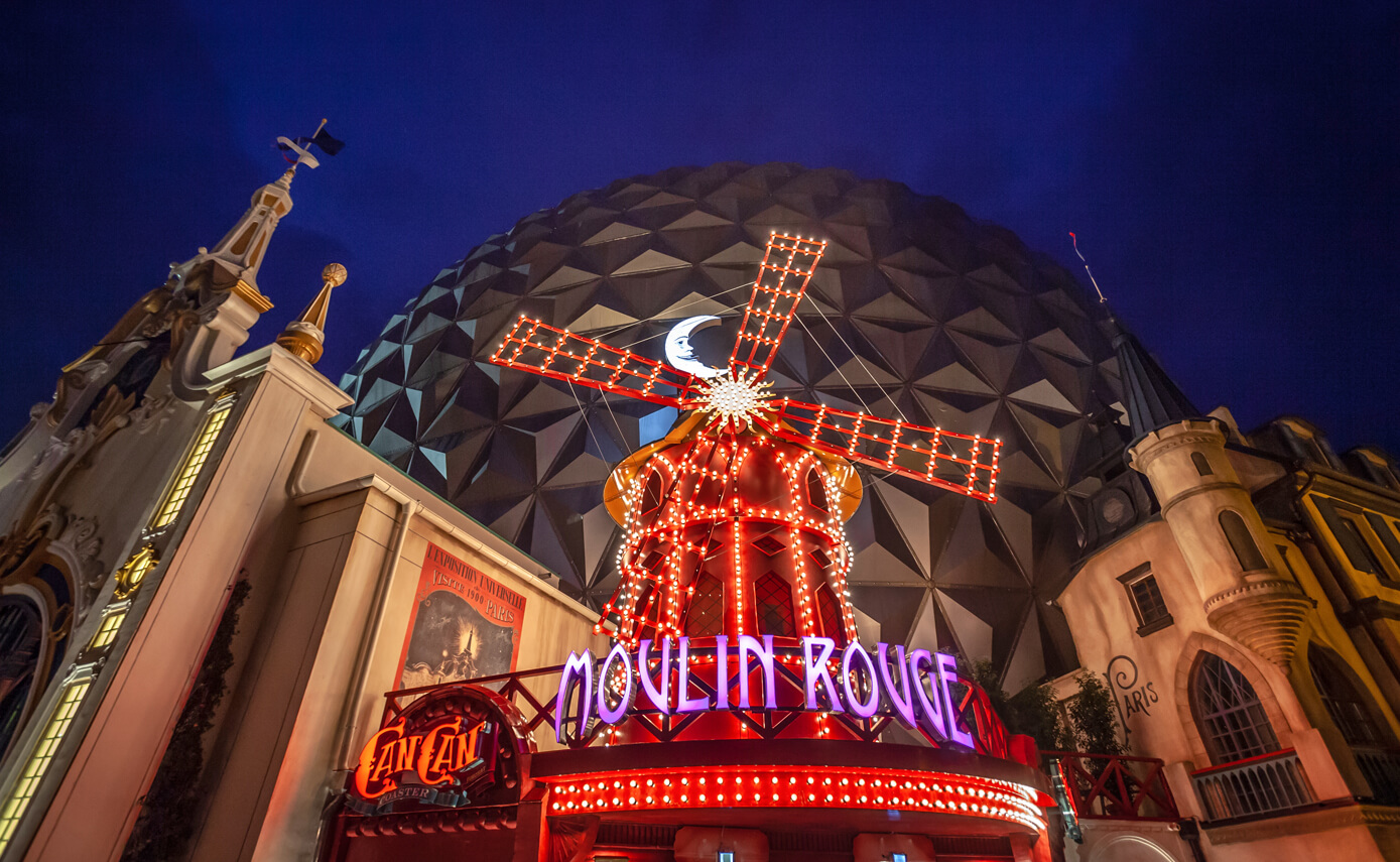 Referenzbild des Europaparks in Rust, Außenbeleuchtung und Stimmung bei Nacht, Moulin Rouge