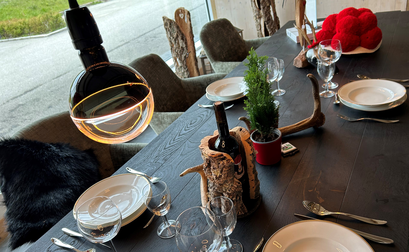 Referenzbild von Lavida in Oberndorf, Esszimmertisch mit Illusion Leuchtmitteln in black-clear
