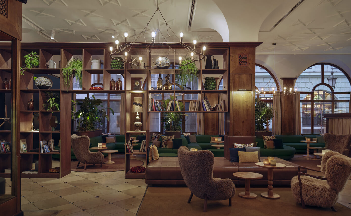 Referenzbild des Hotel Platzl in München, Kronleuchter in Speise- und Aufenthaltsbereich