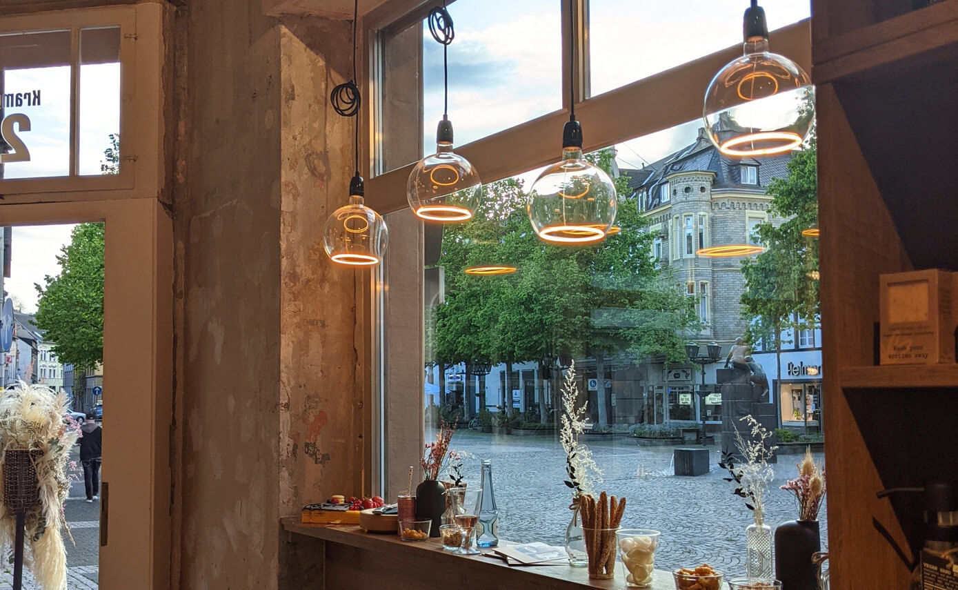 Referenzbild vom Scola Raumkonzepte in Andernach, Tisch direkt am Fenster mit Floating Leuchtmitteln