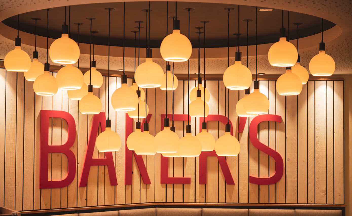 Referenzbild vom Lichtplaner Maximales Licht, Bäckerei Bakers mit vielen matten Floating Leuchtmitteln