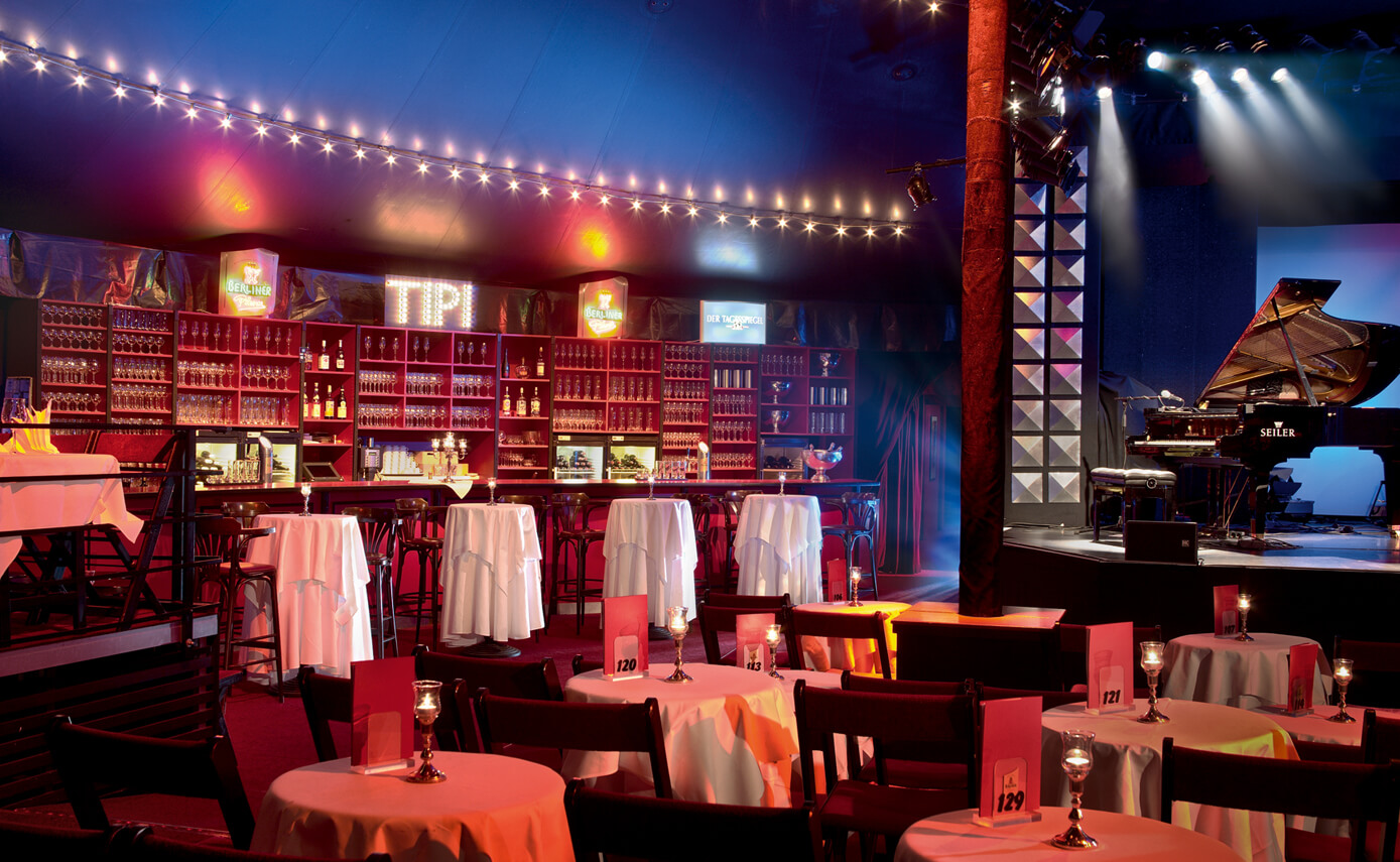 Referenzbild des Tipi am Kanzleramt in Berlin, Bar mit vielen Leuchtmitteln in Reihe