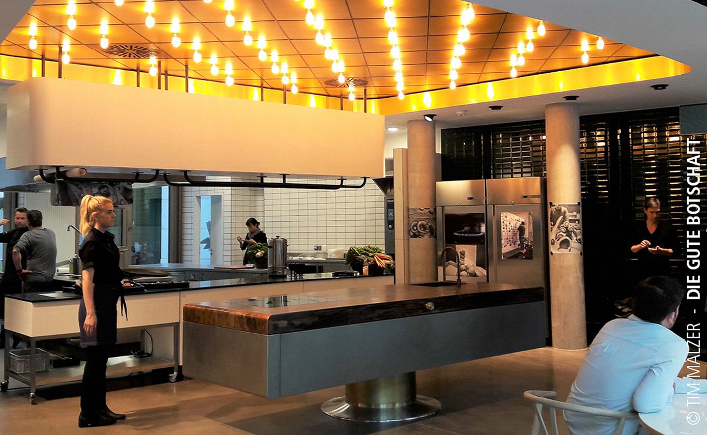 Referenzbild des Restaurants die gute Botschaft in Hamburg, viele Leuchtmittel direkt an der Decke montiert