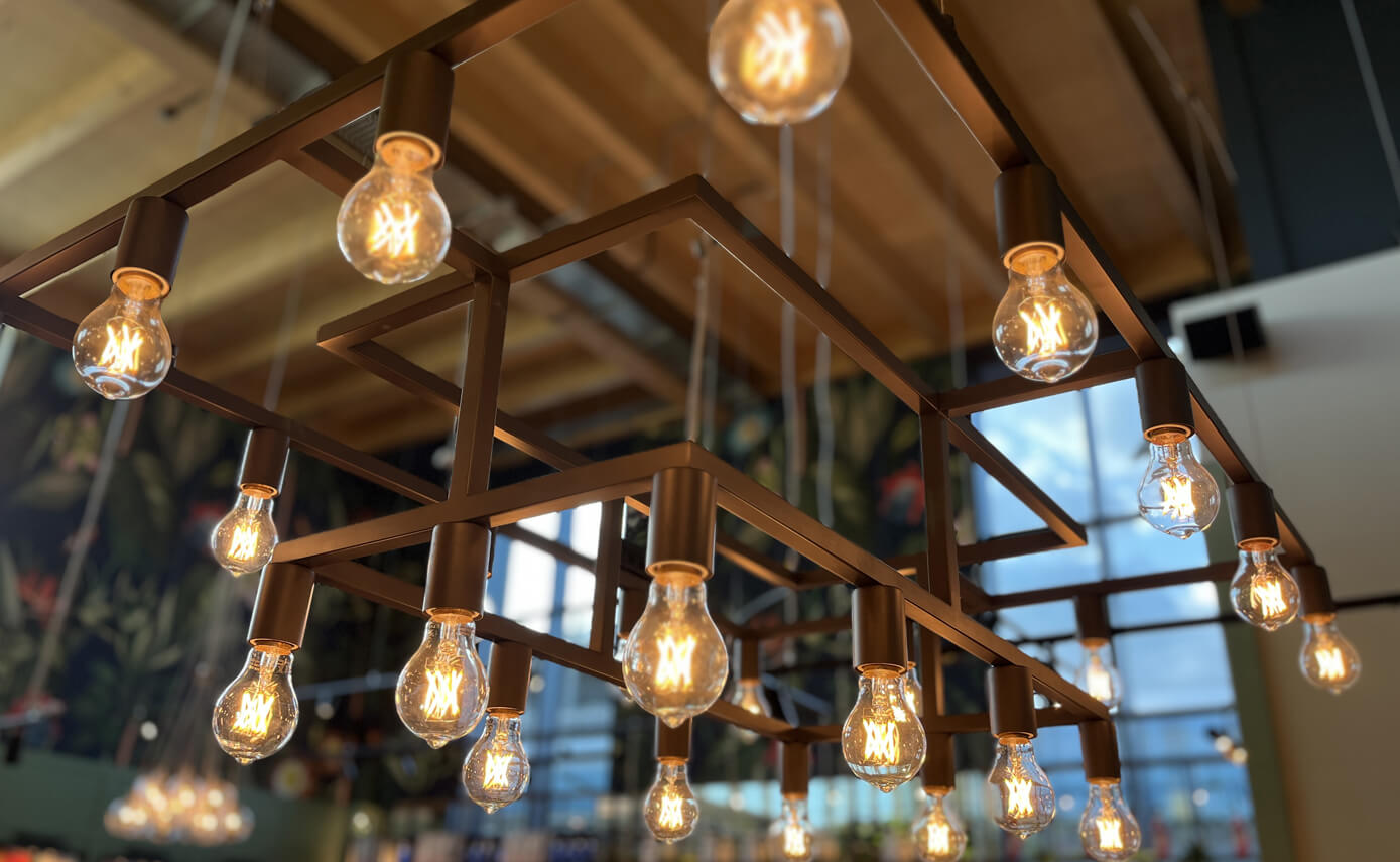 Referenzbild ALEX Gaststätten deutschlandweit, Vintage Bulb 55278 in einer Art Kronleuchter montiert