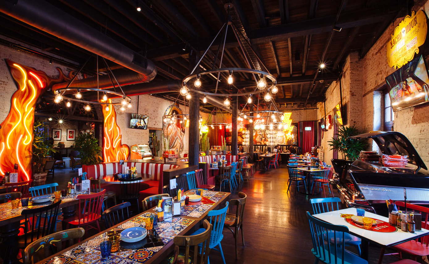 Referenzbild vom Restaurant El Camino in Australien, viele Leuchtmittel Kronleuchter