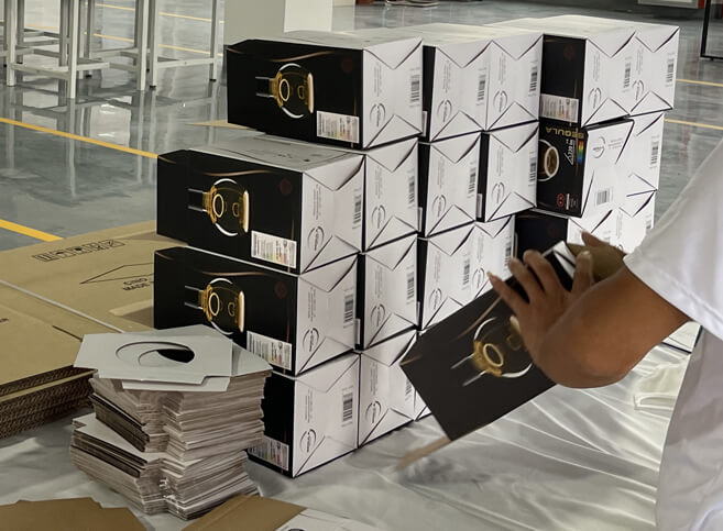 SEGULA handmade - fertiges Leuchtmittel wird sorgfältig verpackt