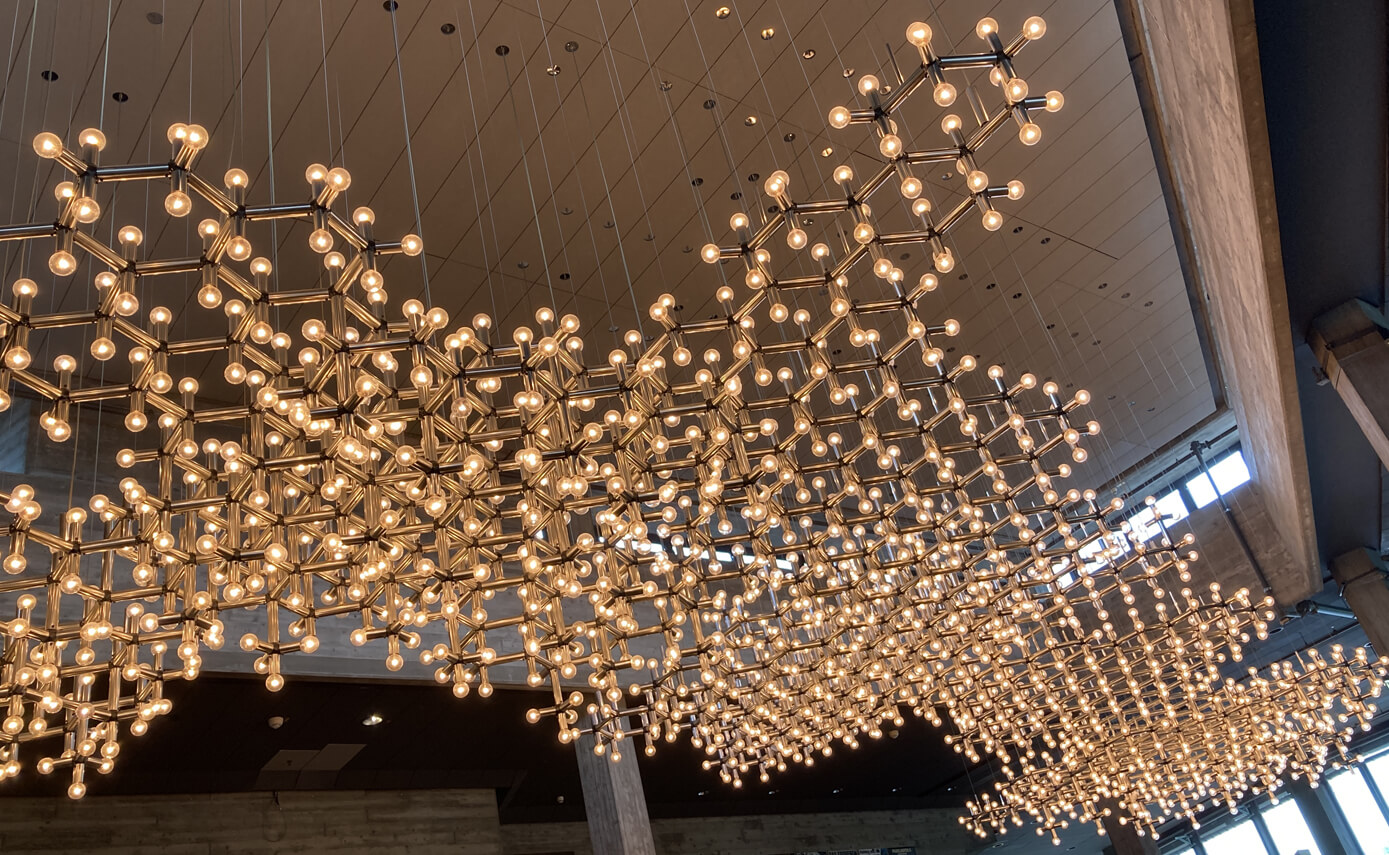 Referenzbild des Stadtheater Ingolstadt, eine vielzahl installierter Leuchtmittel in einer Art Kronleuchter