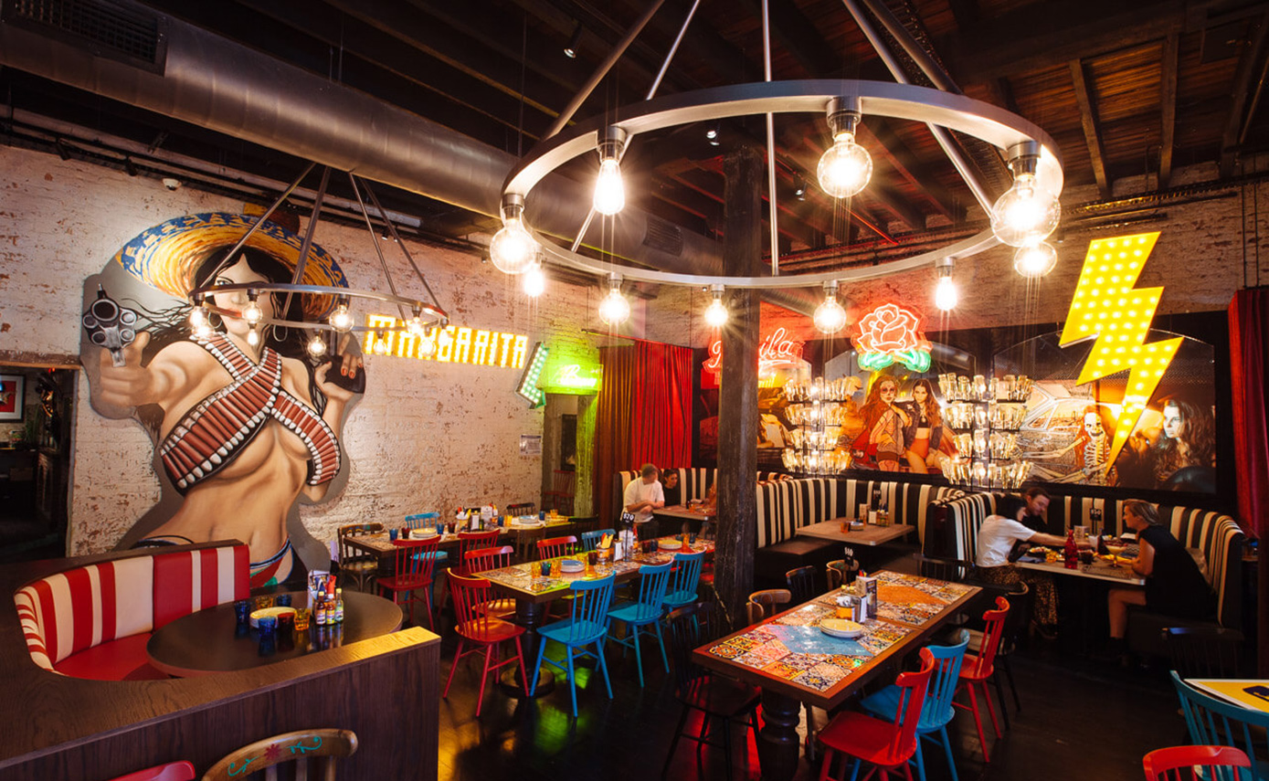 Referenzbild vom Restaurant El Camino in Australien, viele Leuchtmittel Kronleuchter