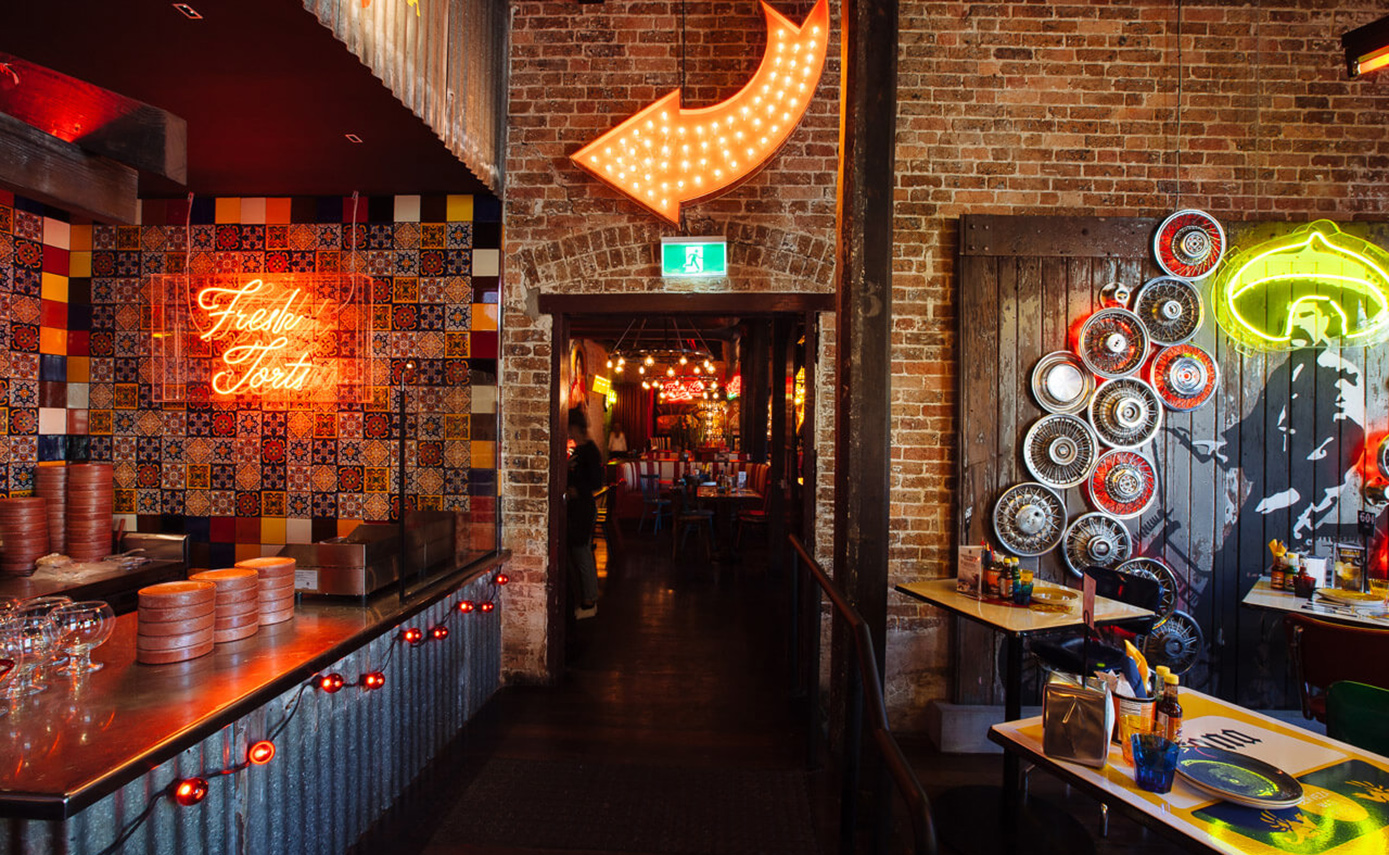 Referenzbild vom Restaurant El Camino in Australien, viele Leuchtmittel und Leuchtreklame im Innenraum