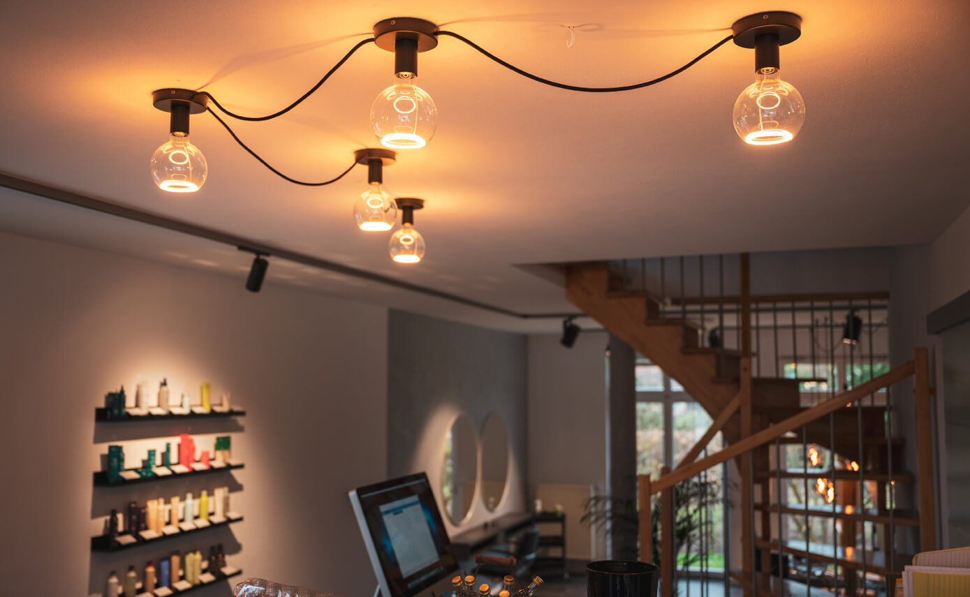 Referenzbild vom Lichtplaner Maximales Licht, Kosmetikstudio mit direkt an der Decke montierten klaren Floating Leuchtmitteln