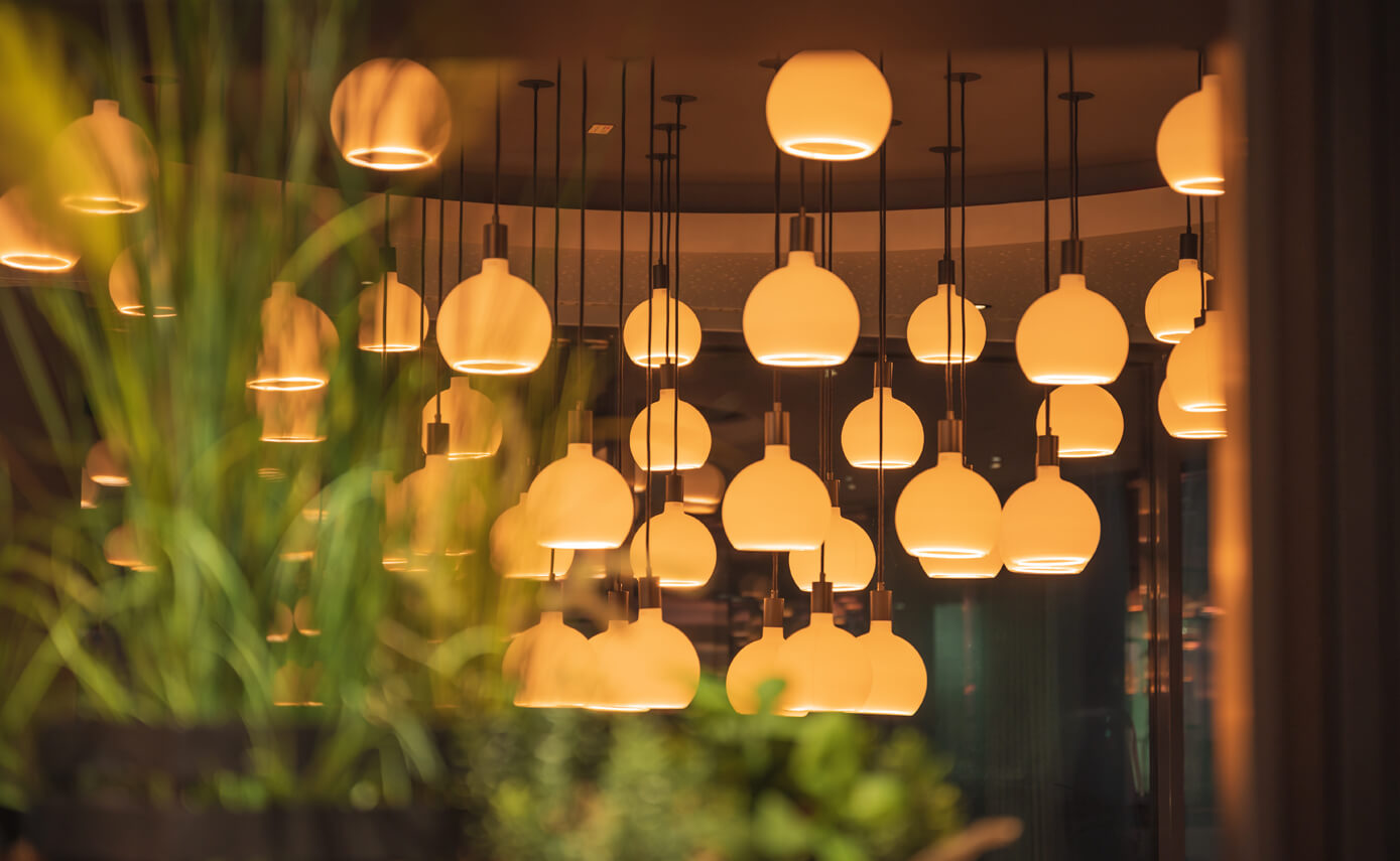 Referenzbild vom Lichtplaner Maximales Licht, Bäckerei Bakers mit vielen matten Floating Leuchtmitteln