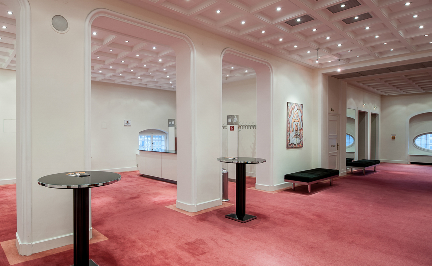 Referenzbild vom Theater des Westens in Berlin, Gardarobenbereich mit Beleuchtung