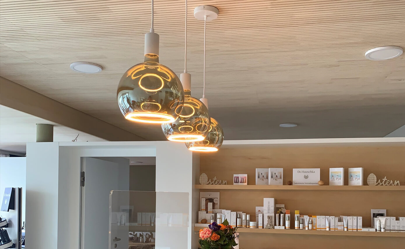 Referenzbild vom Kosmetikstudio Beauty Pur in Sulz-Bergfelden, Theke mit Floating Leuchtmitteln