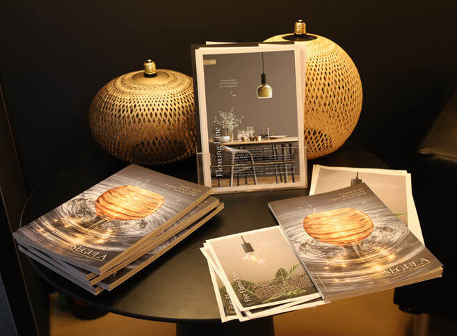 light + building 2026 Messestand mit Katalogen und Flyern
