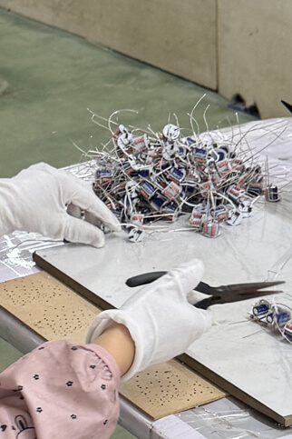 SEGULA handmade - Elektronik wird im Sockel des Leuchtmittels verbaut