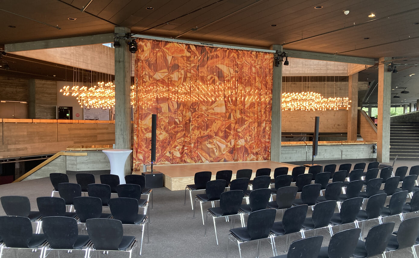 Referenzbild des Stadtheater Ingolstadt, eine vielzahl installierter Leuchtmittel in einer Art Kronleuchter
