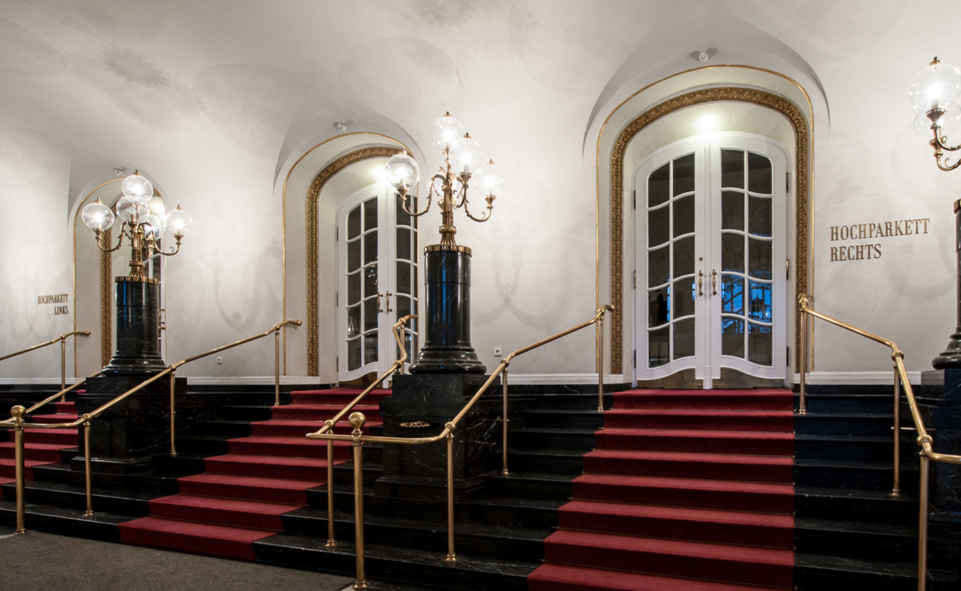 Referenzbild vom Theater des Westens in Berlin, Treppenaufgang mit Beleuchtung