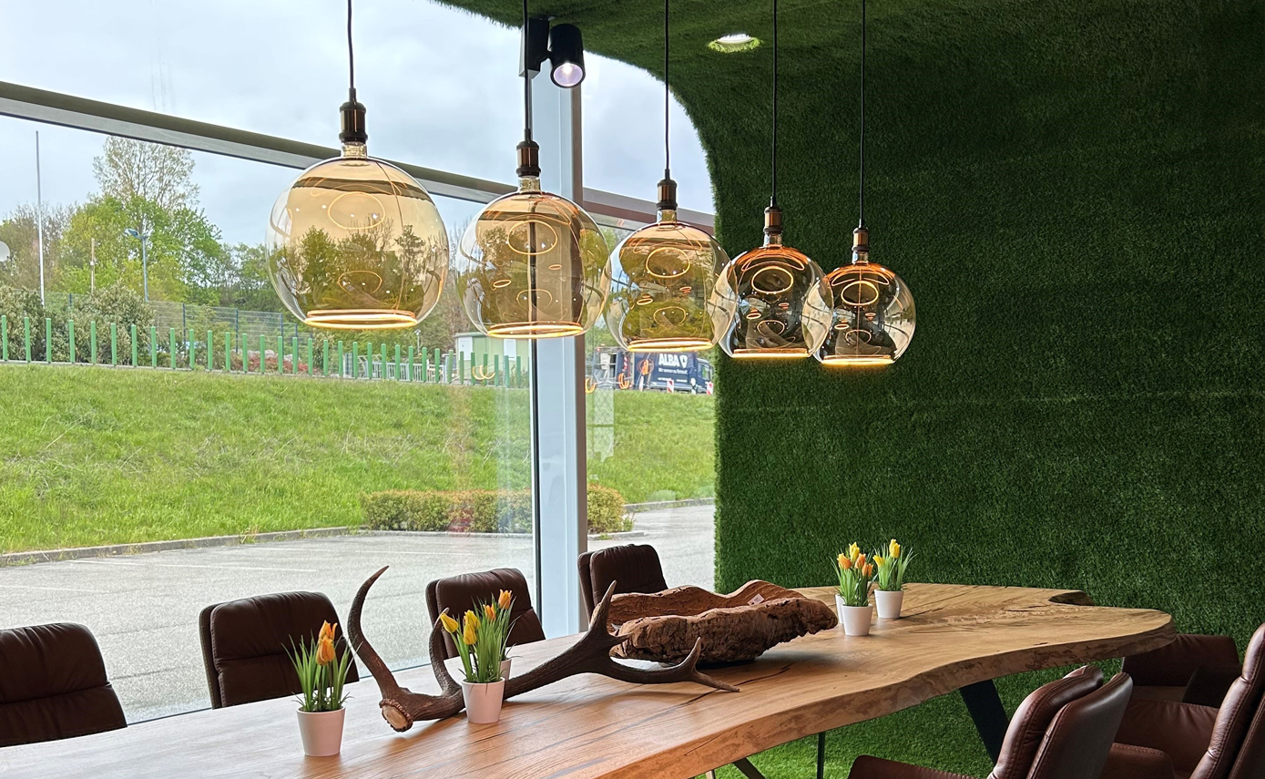 Referenzbild von Lavida in Oberndorf, Esszimmertisch mit großformatigen Floating Leuchtmitteln