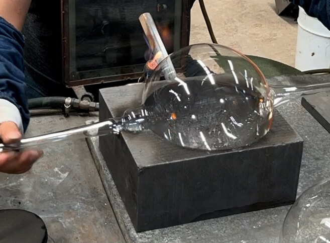SEGULA handmade - Glasbläser bei der Arbeit | bringt Rohling in Floating-Form