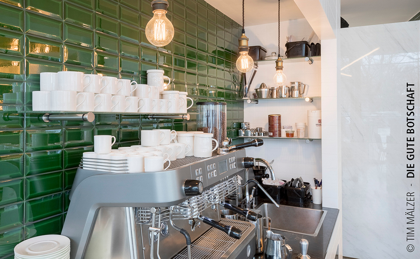 Referenzbild des Restaurants die gute Botschaft in Hamburg, Theke mit hängenden Leuchtmitteln