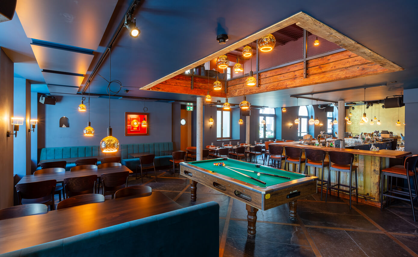 Referenzbild des Restaurants Goldener Anker in Interlaken, Billardtisch mit Empore und vielen Floating Leuchtmitteln