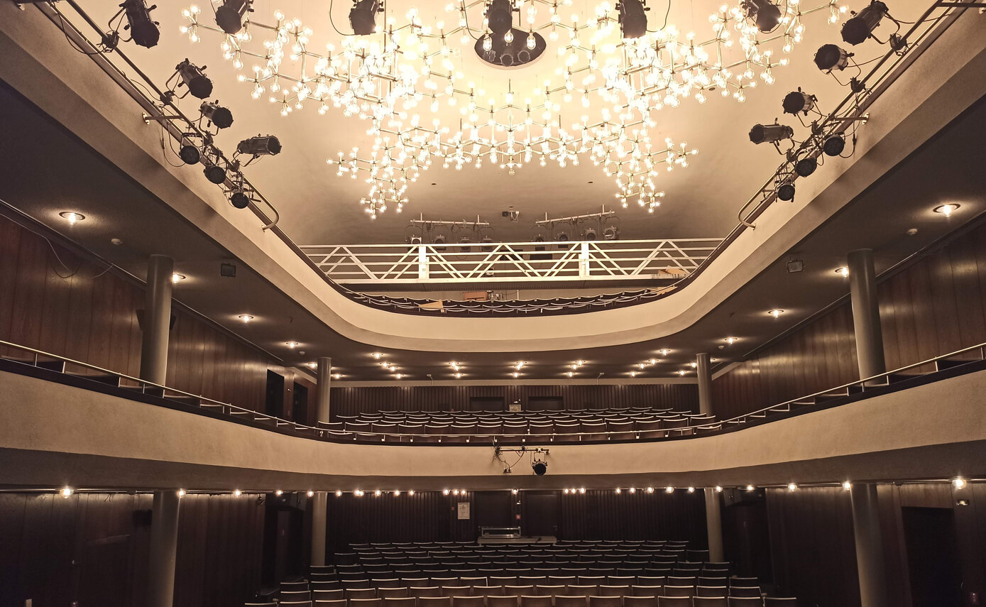 Referenzbild des Landestheater Schwaben in Memmingen, Saal mit Kronleuchter-Installation an der Decke