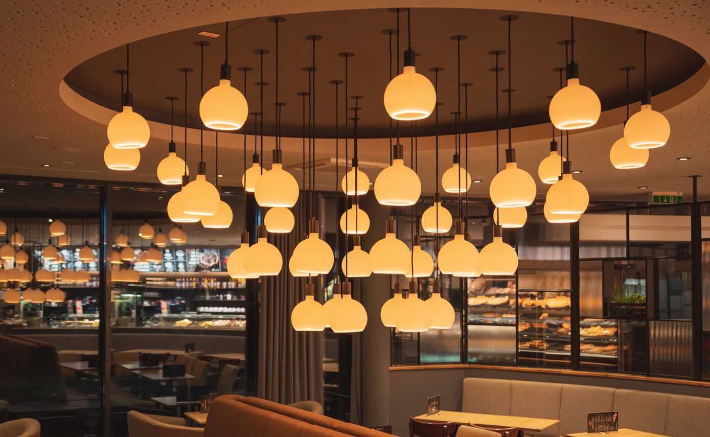 Referenzbild vom Lichtplaner Maximales Licht, Bäckerei Bakers mit vielen matten Floating Leuchtmitteln