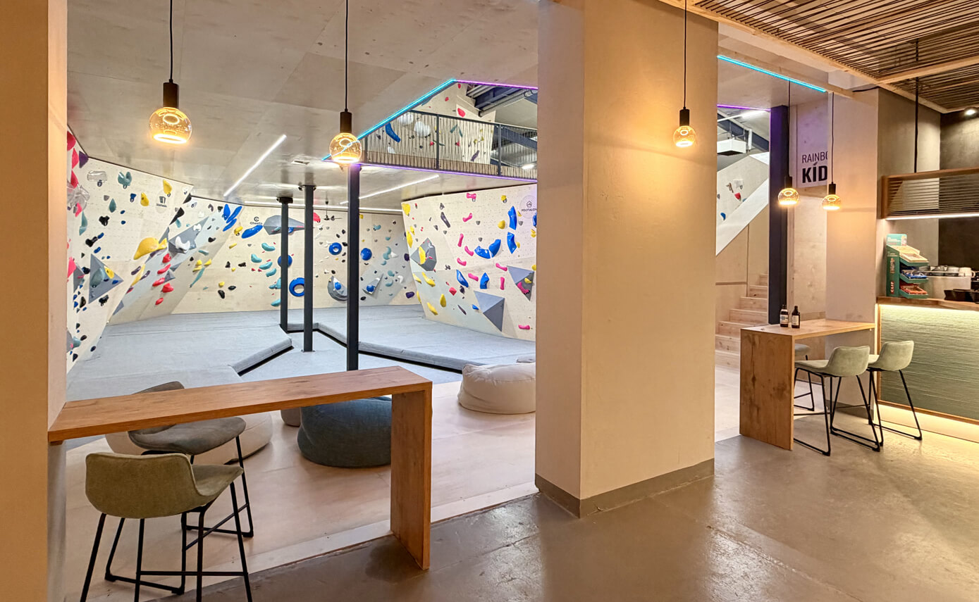 Referenzbild der Boulderhalle Rainbow Rocket in Burgberg, Floating-Leuchtmittel mit Bouldern