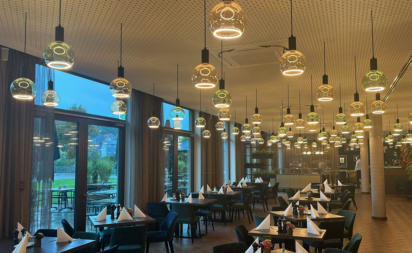 Referenzbild des Karlshotels in Sigmaringen, Frühstücksraum mit einer Vielzahl an Floating Leuchtmitteln