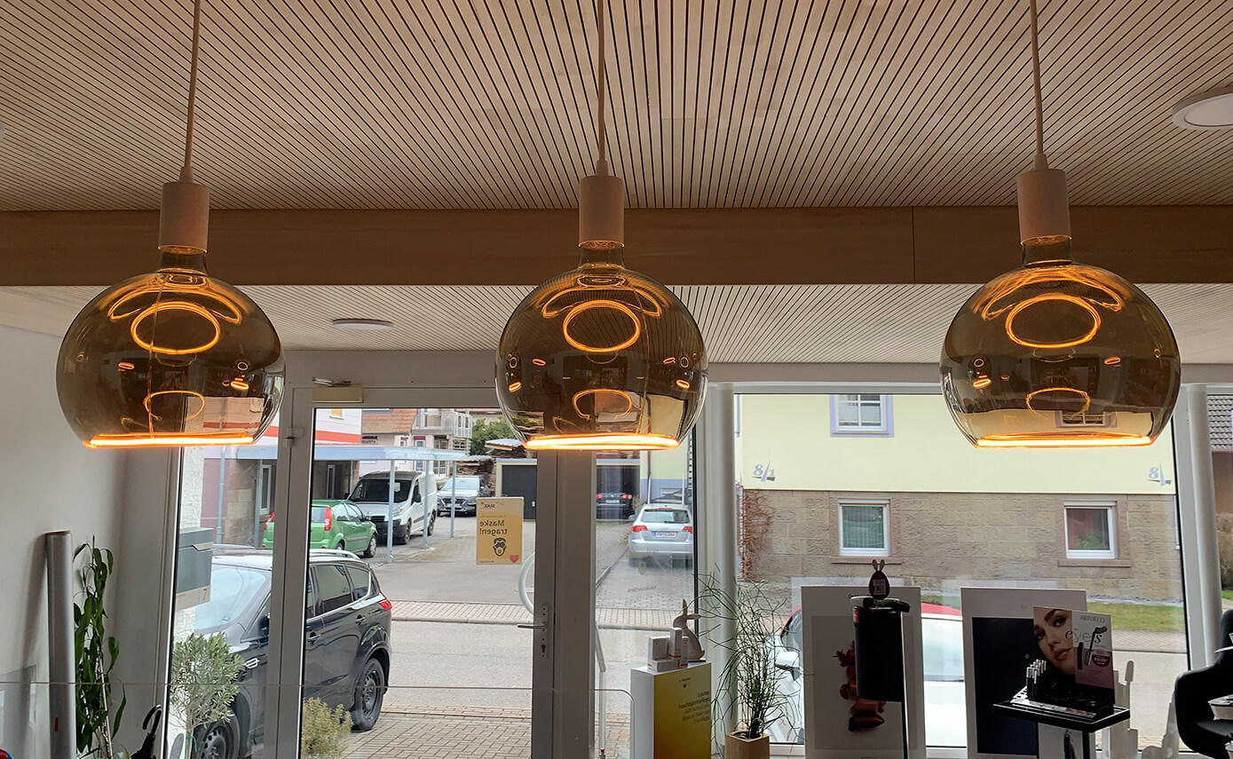 Referenzbild vom Kosmetikstudio Beauty Pur in Sulz-Bergfelden, Theke mit Floating Leuchtmitteln