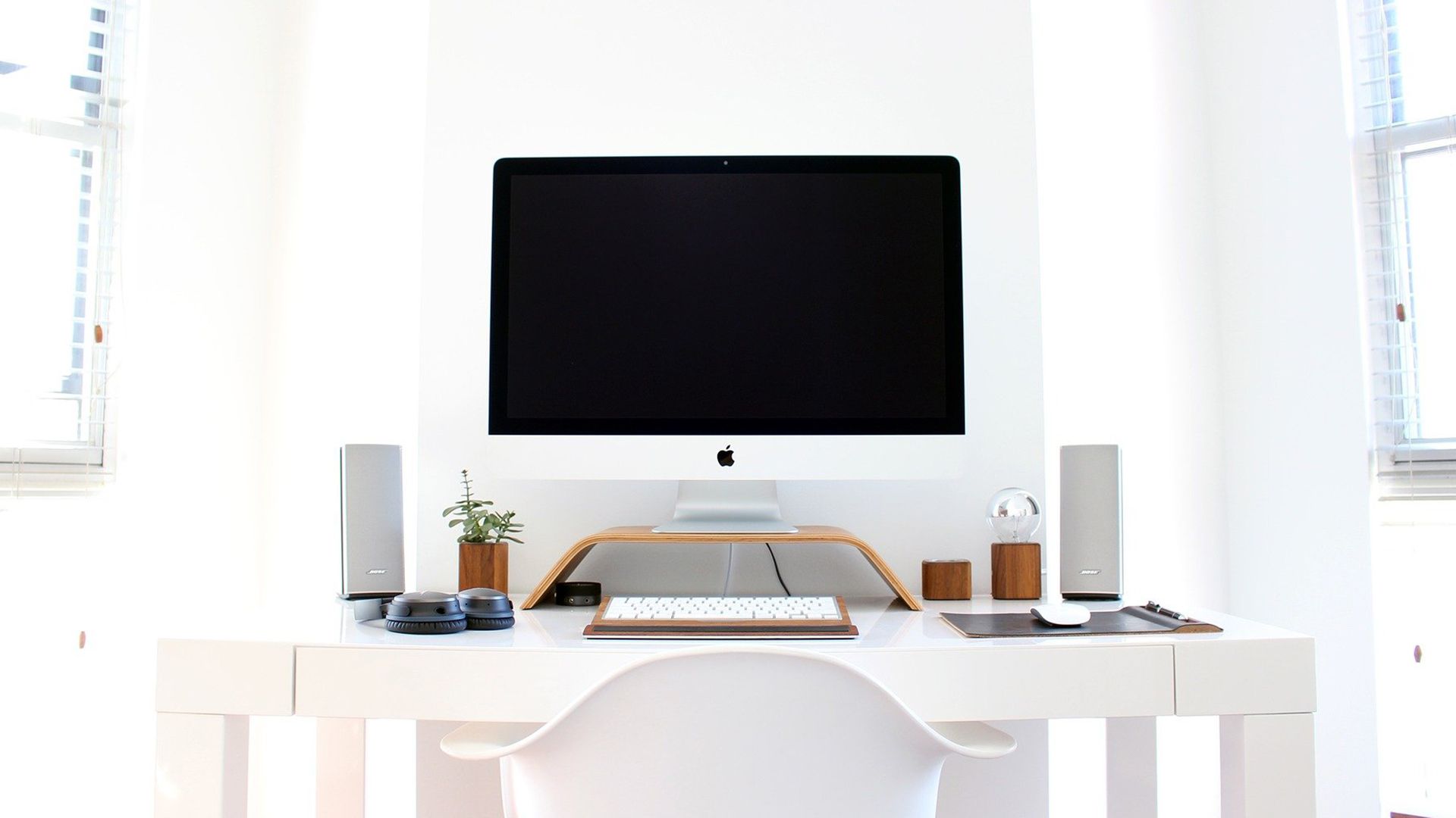 Bildschirm-Arbeitsplatz, Home Office, Homeoffice, Bildschirmarbeit, Monitor Arbeit, Licht am Arbeitsplatz, Licht am Monitor, Beleuchtung im Büro, gutes Licht im Home Office, LED Beleuchtung, Arbeitslicht zu Hause, Arbeitslicht